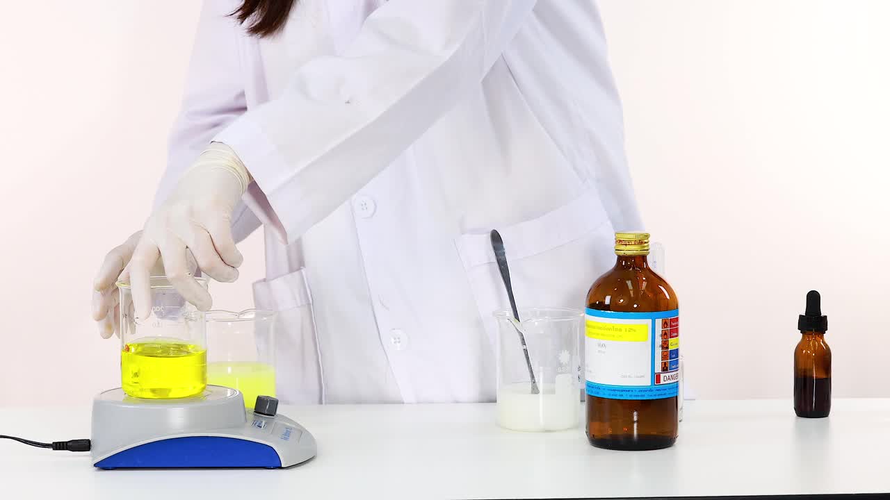 científico demuestra el experimento de reacción del reloj de yodo en un entorno de laboratorio