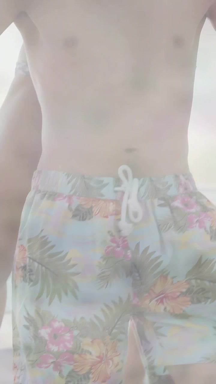Video verticale: Uomo che porta una donna sulla schiena dopo una salita giocosa, accarezzandole il collo durante un viaggio oceanico soleggiato.
