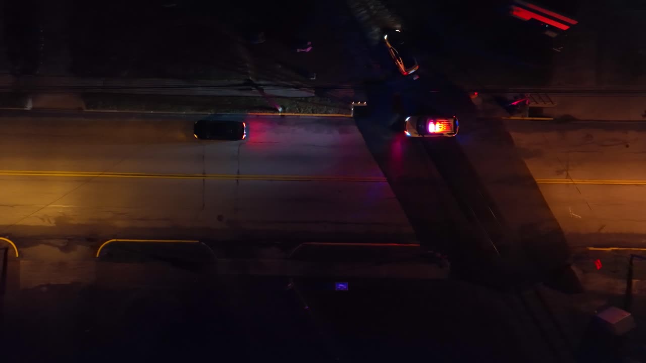 밤에 도로에서 멈추는 박이는 응급 조명과 함께 경찰 차