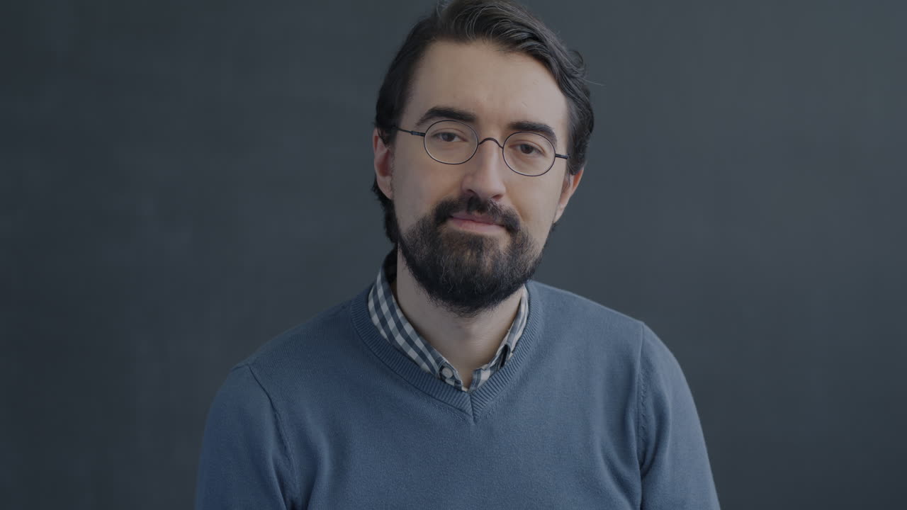 Uomo sorridente con gli occhiali e un pollice in su