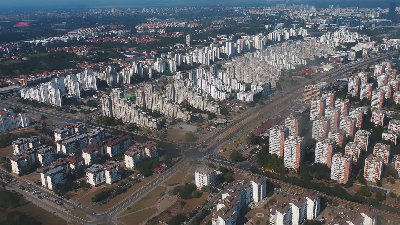 vista aérea de un distrito de la ciudad con edificios residenciales de varios pisos