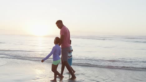 Padre-Afroamericano-Caminando-Con-Su-Hija-Y-Su-Hijo-En-La-Playa-Soleada