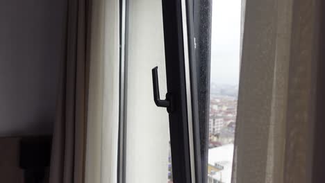 Schwarzes-Kunststoff-PVC-Fenster-Zu-Hause