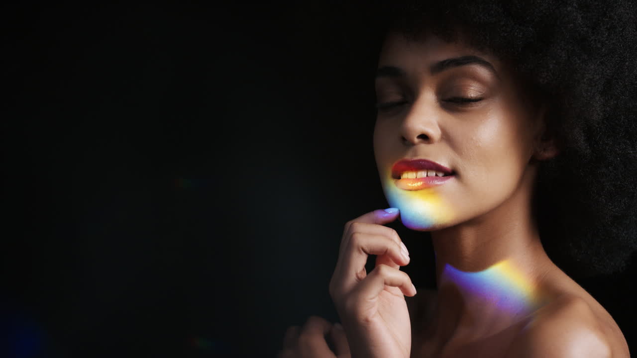 retrato multicolor hermosa mujer afroamericana tocando el cuerpo con la mano acariciando suave cuidado de la piel saludable tez disfrutando de la belleza natural perfecta buscando confianza en el fondo negro