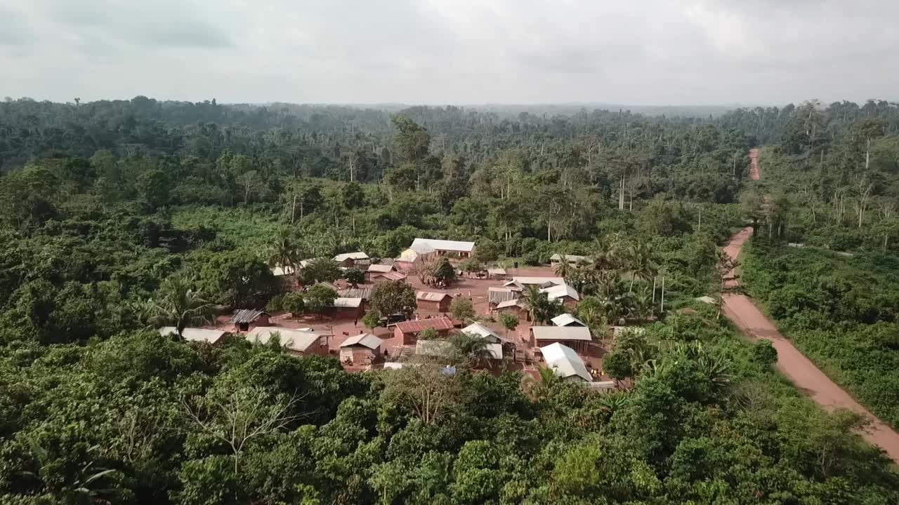 Central Ghana, flyv over fjern landsby omgivet af regnskov og kakaofarme.