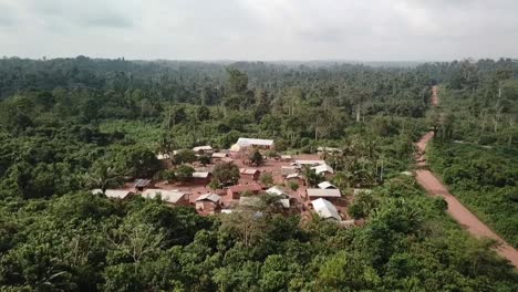 Zentralghana,-Fliegen-Sie-über-Ein-Abgelegenes-Dorf,-Umgeben-Von-Regenwald-Und-Kakaofarmen