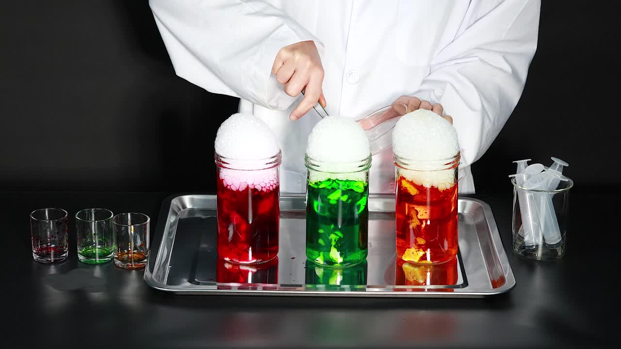 건조한 얼음과 비누를 가진 다채로운 거품 실험