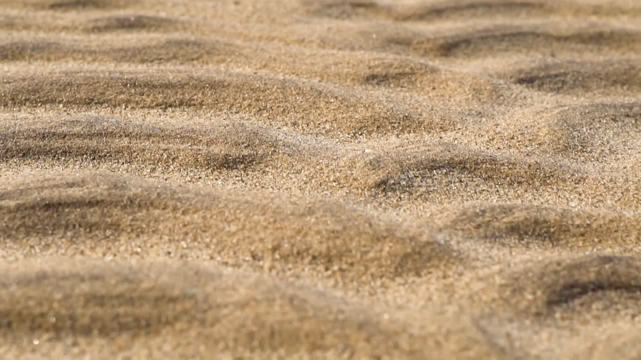 해변에서 모래의 차분한 꾸준한 샷