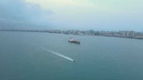 Ein-Frachtschiff-Auf-Segeln-Im-Atlantik-Auf-Lagos-gewässern