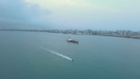 Un-Buque-De-Carga-Navegando-En-El-Océano-Atlántico-En-Aguas-De-Lagos