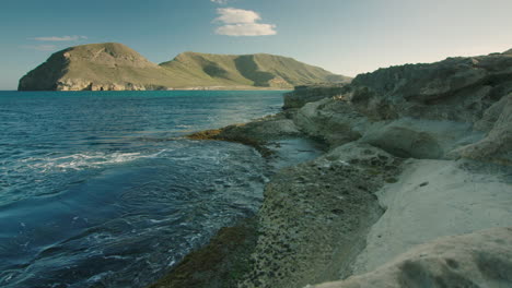 travelling cinematográfico de izquierda a derecha de una costa de arenisca