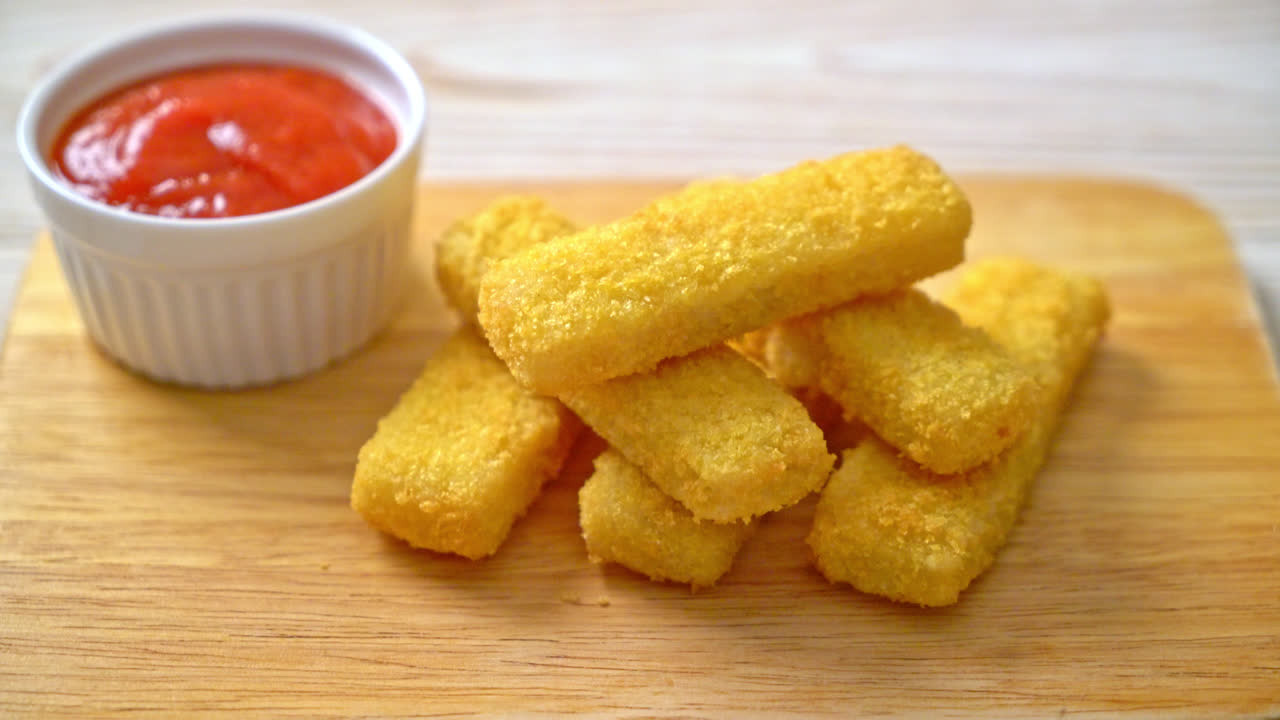 palitos de pescado fritos crujientes con ketchup