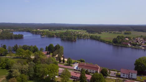 Espectacular-Vista-Aérea-De-Vuelo-En-La-Aldea-Rural-Chlum-En-El-Lago-En-La-República-Checa-Europa,-Día-De-Verano-De-2023