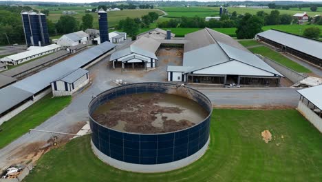 granja estadounidense con un gran tanque de almacenamiento de estiércol y graneros