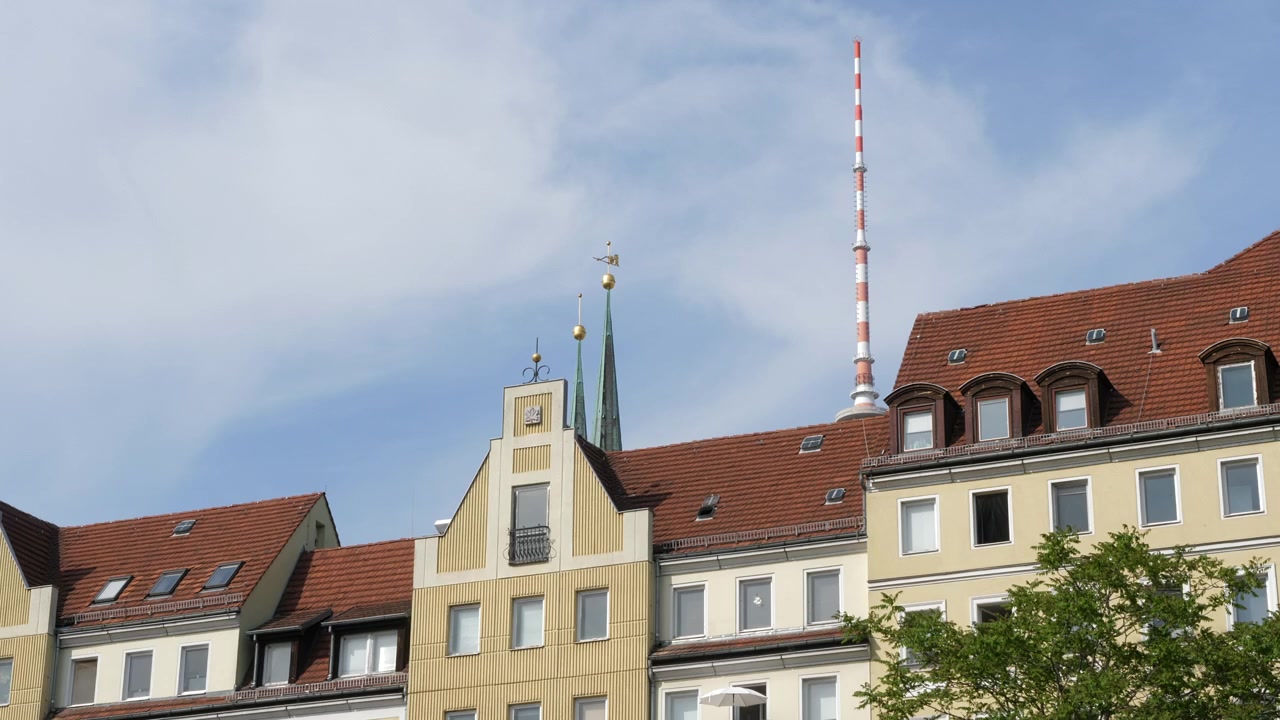 Antenna della Torre della Televisione di Berlino che sporge sopra le case della città - Vista in parallasse