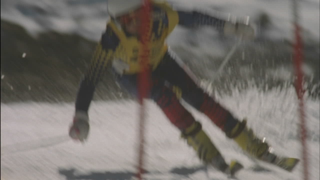 스키어가 내리막 슬라롬 주위를 자릅니다.