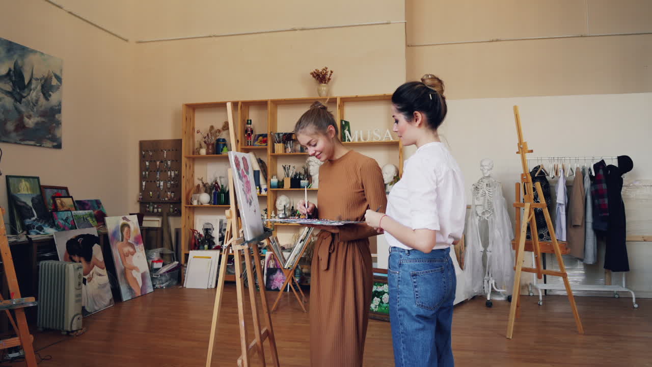 dos mujeres pintando en un estudio de arte