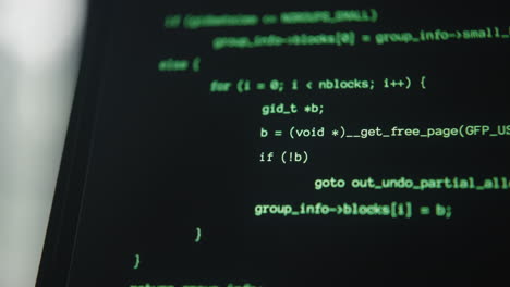 código informático mostrado en la pantalla