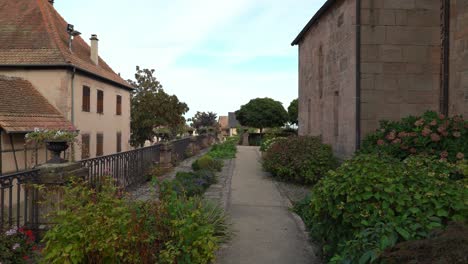 Hermosa-Y-Tranquila-Zona-Del-Patio-De-La-Iglesia-Del-Pueblo-De-Bergheim.