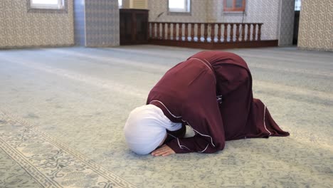 woman praying in mosque