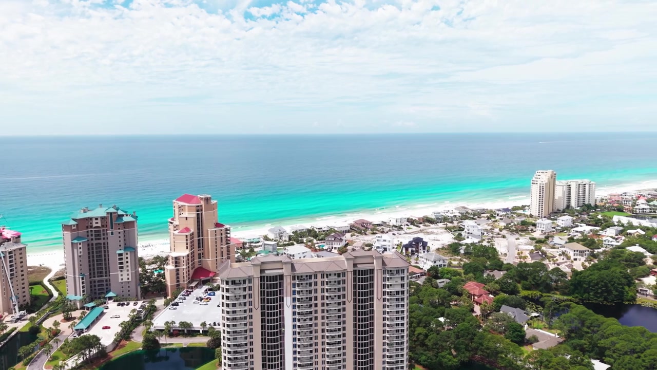 Impresionante vista aérea del horizonte de la comunidad de Miramar Beach cerca de la brillante costa turquesa del Golfo con edificios de lujo frente a la playa, Florida, EE. UU.