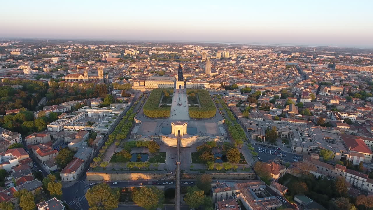 montpellier의 공원 le peyrou에서 공중 드론에 의해 촬영 된 해가 지는 시간