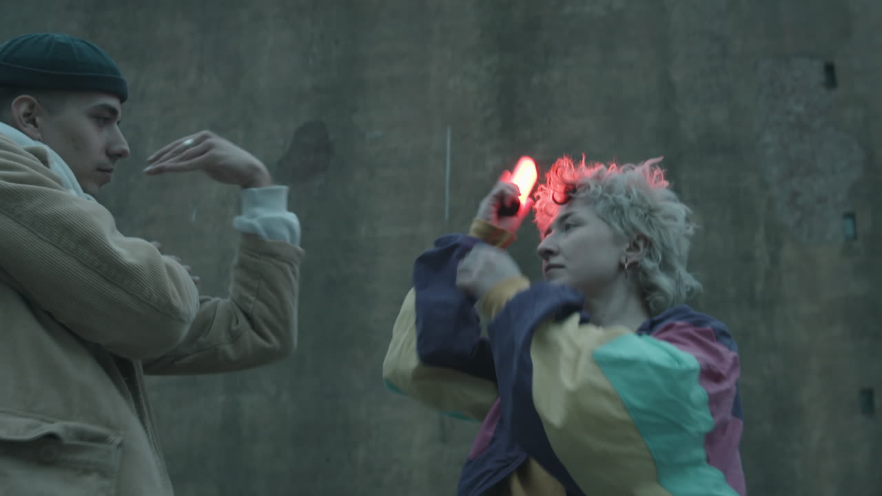 pareja joven bailando vogue con lámpara de luz roja