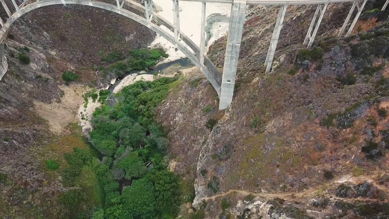 inclinación aérea revela el puente bixby creek y el océano en el fondo, california
