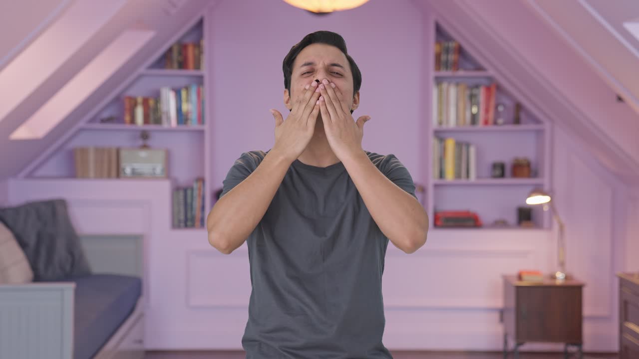 행복한 인디언 남자가 날아다니는 키스를 주고