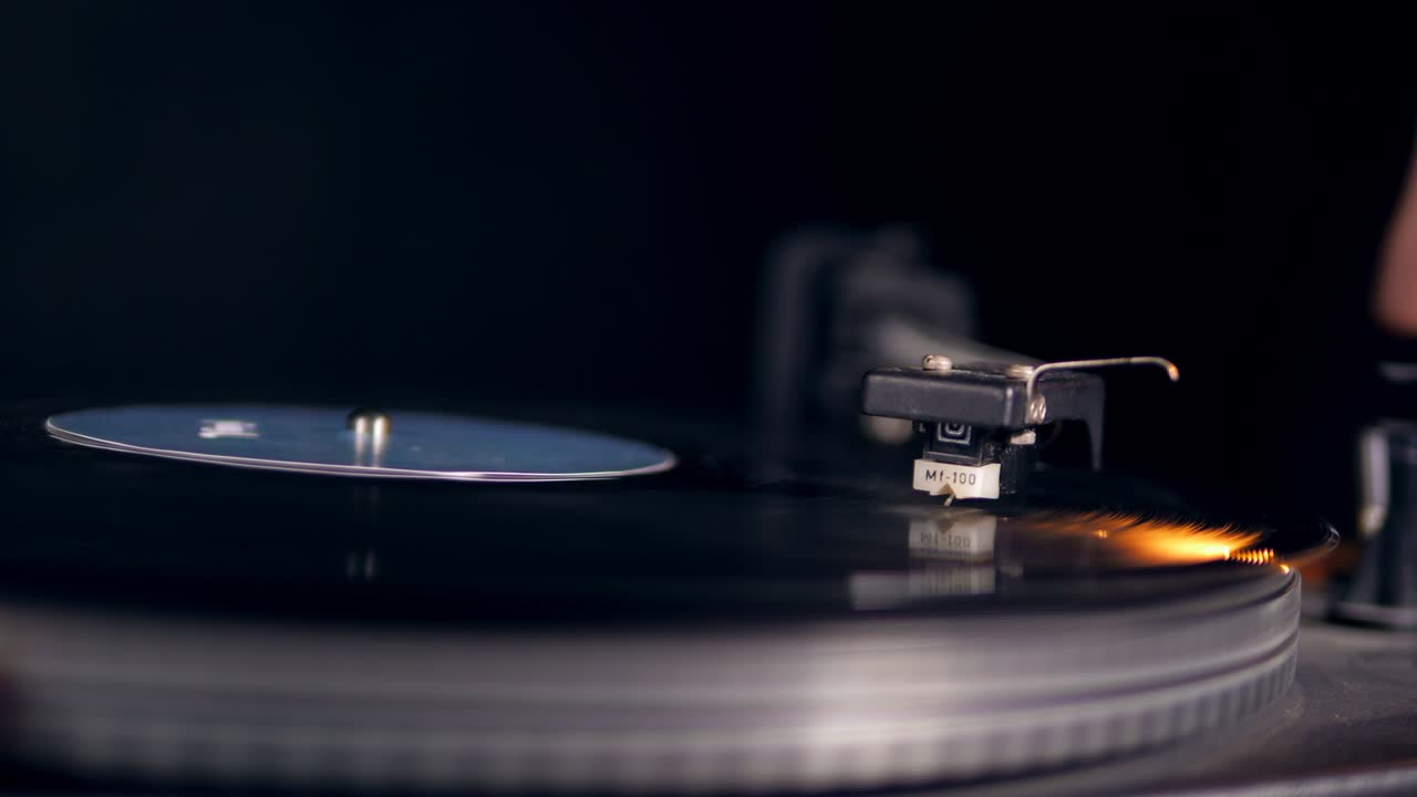 비닐 레코드가 카트리지로 재생되기 시작합니다.