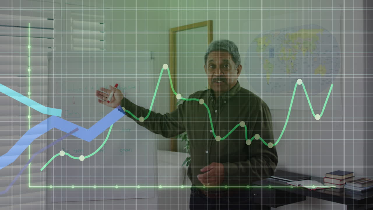 animación del procesamiento de datos financieros sobre un maestro masculino de dos razas que apunta a la pizarra