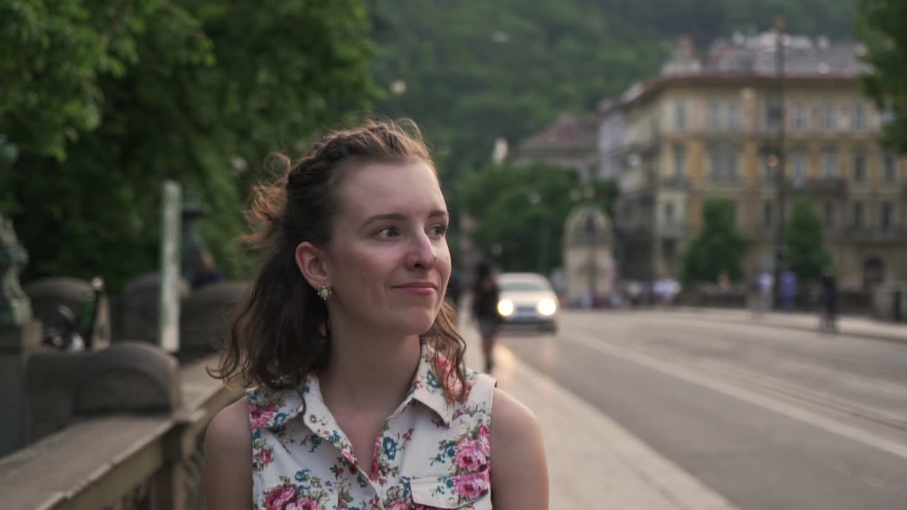 의 프라하 거리 앞 근접 촬영 보기를 걷는 소녀