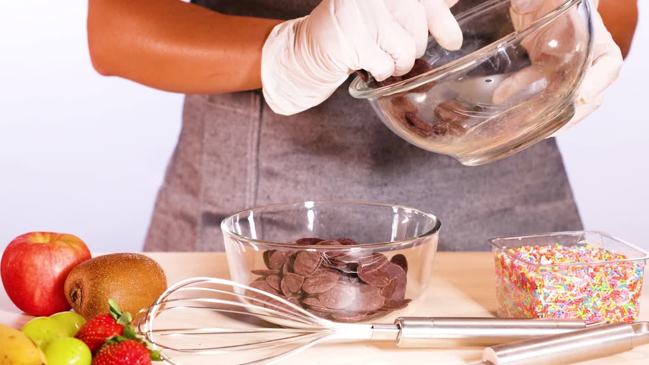 초콜릿 디스크와 신선한 과일과 스프링클을 는 것