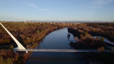 puente colgante al atardecer sobre el río sacramento, toma de drones de 4k