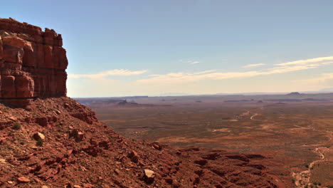 con vistas al valle de los dioses en un día soleado, utah, estados unidos
