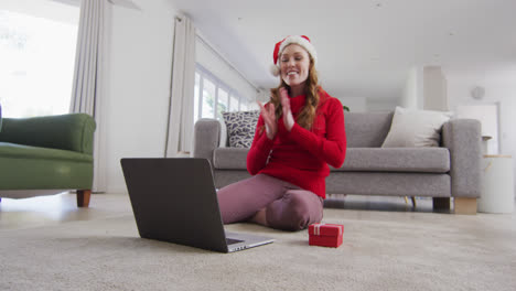 Mujer-Con-Sombrero-De-Papá-Noel-Teniendo-Un-Video-Chat-En-Una-Computadora-Portátil-En-Casa