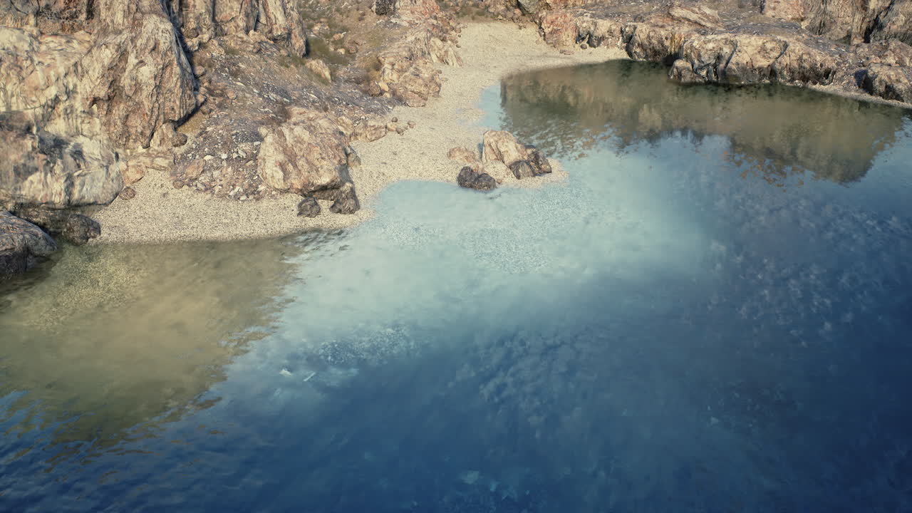 кристально чистая вода и камни на пляже