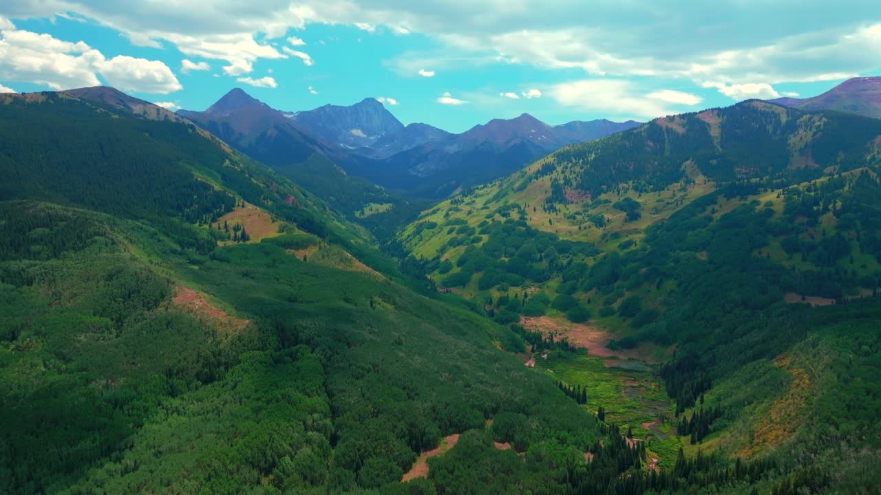 Capitol Peak Wilderness, primavera estate, drone aereo, parallasse, Colorado, Aspen, Snowmass, Catena Elk, Montagne Rocciose, 14er, Capitol Creek Trailhead, boschetto di Aspen, White River National Forest, valle, panoramica in avanti verso l'alto