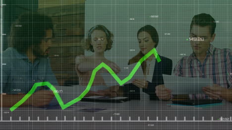 animación del procesamiento de datos sobre diversos colegas que hablan en la oficina