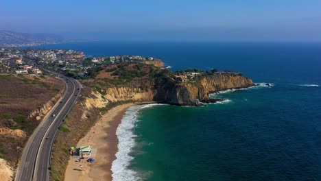 Laguna-Beach,-Kalifornien,-Fliegt-In-Der-Nähe-Des-Pacific-Coast-Highway-Und-Betrachtet-Häuser-Auf-Einer-Klippe