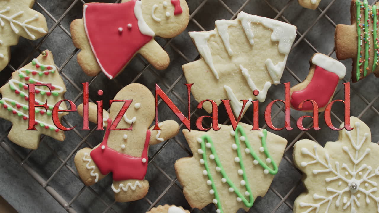 texto de feliz navidad en rojo sobre galletas de navidad decoradas