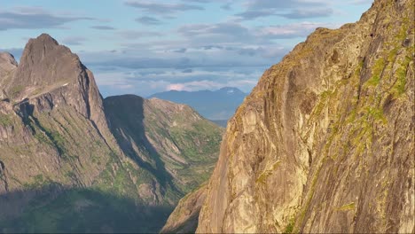 Luz-Del-Sol-Iluminando-Las-Escarpadas-Montañas-De-Segla-En-La-Isla-Senja-En-Noruega