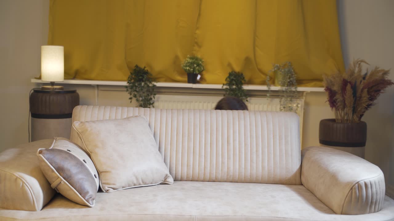 문제를 가진 젊은 여성은 자신을 숨기고 있습니다. 정신 질환자.