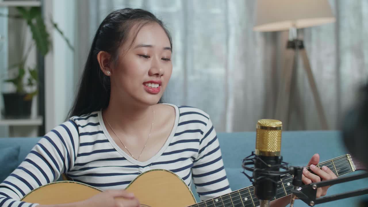 기타를 연주하고 노래하는 젊은 여성