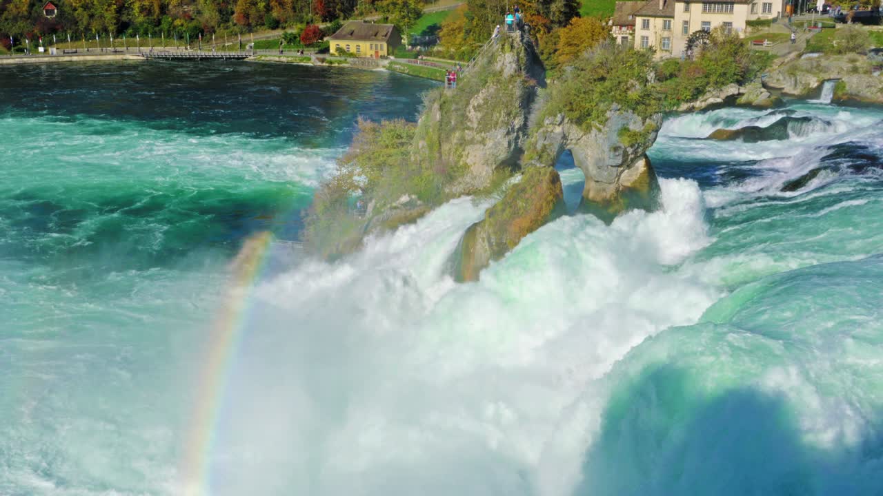 라인 강 폭포 (rhine falls) 는 스위스의 수리히 (zurich) 인 인디언 머 (indian summer) 에 있는 폭포이다.