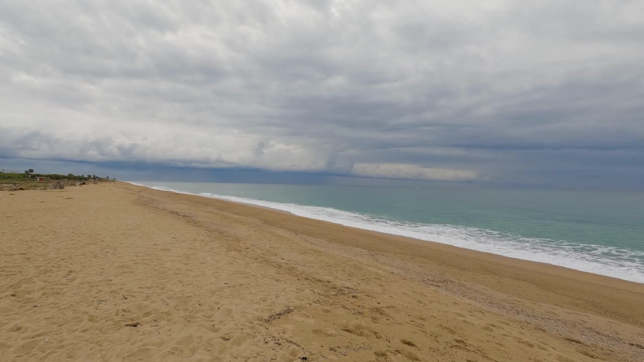 120fps에서 느린 동작으로 거친 모래 해변 바다 물결 4k 흐린 날 청록색 물 단일 바다 파도 큰 빈 해변