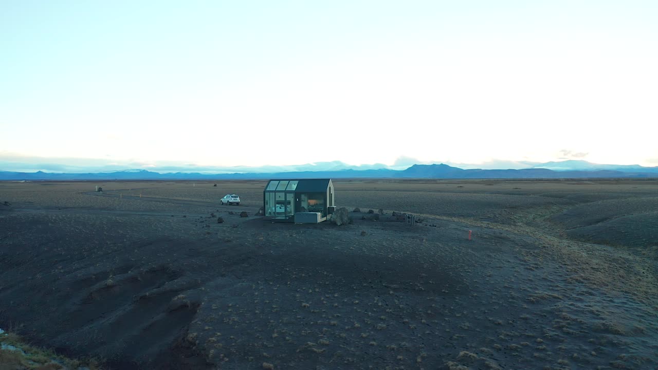 검은색과 어두운 풍경, 아이슬란드 목적지 언덕에 크리스탈 유리 오두막의 궤도 샷