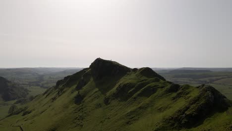 Epische-4K-Drohnenaufnahmen-Aus-Der-Luft,-Die-An-Einem-Sonnigen-Tag-Einen-Wunderschönen-Grünen-Bergrücken-Im-Peak-District-Umkreisen