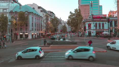 Timelapse-De-Autos-Pasando-Durante-La-Hora-Azul-En-Una-De-Las-Calles-Más-Congestionadas-De-Santiago-De-Chile