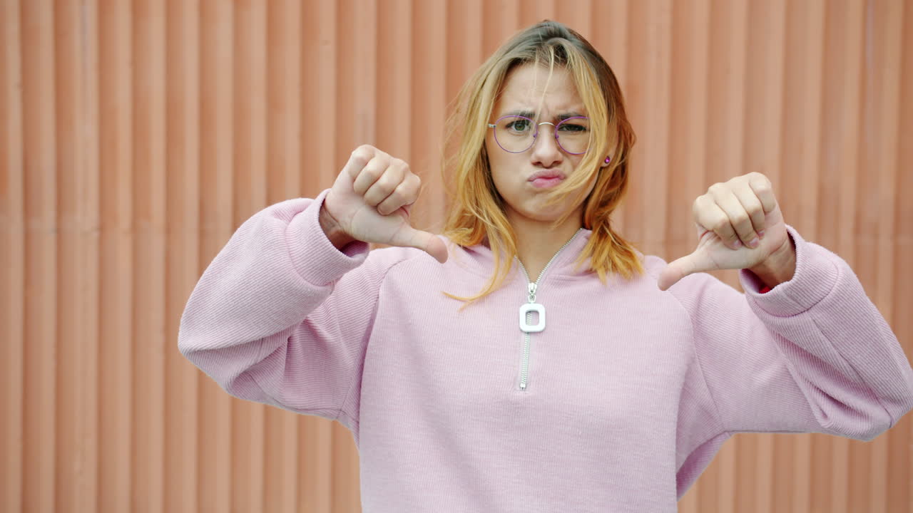 mujer expresando su desaprobación